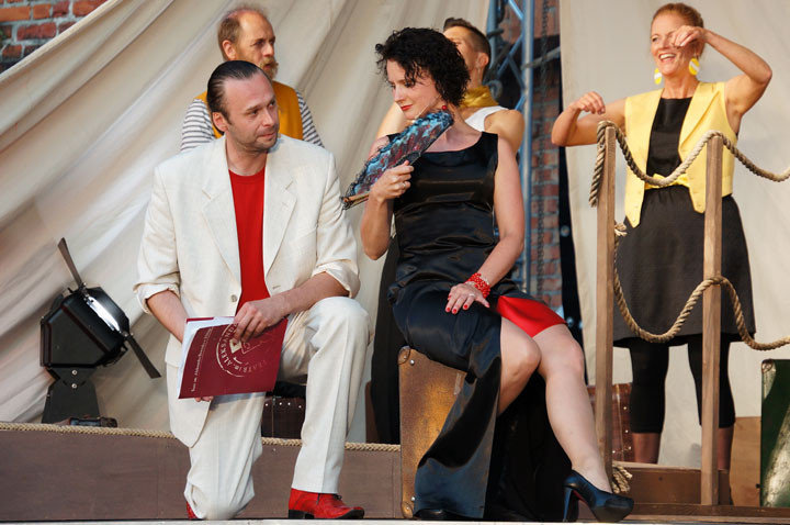 Elbląg, Na pierwszym planie: Marta Masłowska, Marcin Tomasik w piosence "Nie dokazuj" Marka Grechuty Elbląg, Na pierwszym planie: Marta Masłowska, Marcin Tomasik w piosence "Nie dokazuj" Marka Grechuty