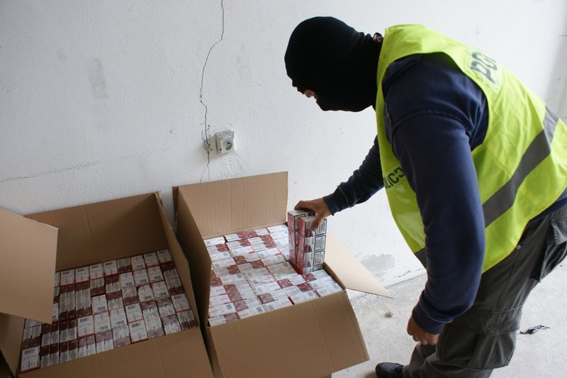 Elbląg, W samochodzie policjanci znaleźli 6 tys. paczek papierosów pochodzących z przemytu