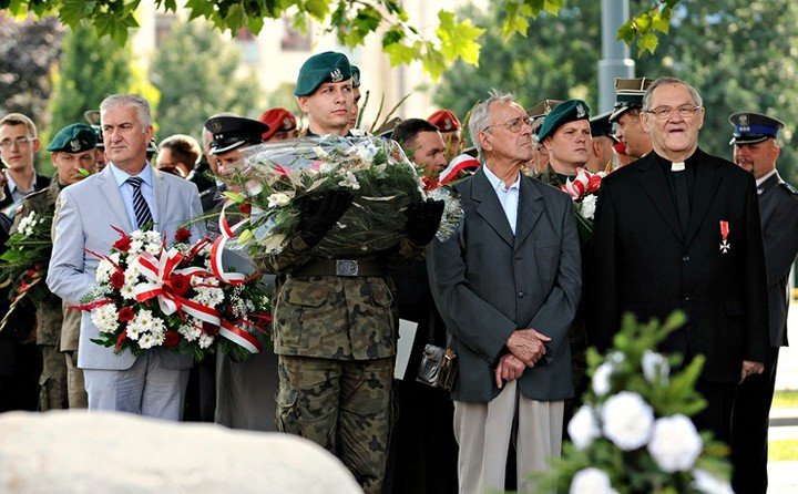 Elbląg, Dziś przed pomnikiem PPP nie mogło zabraknąć ks. infułata Mieczysława Józefczyka, uczestnika Powstania Warszawskiego Elbląg, Dziś przed pomnikiem PPP nie mogło zabraknąć ks. infułata Mieczysława Józefczyka, uczestnika Powstania Warszawskiego