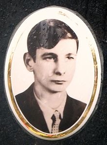 Elbląg, Medalion z grobu Zbyszka Godlewskiego (źr. wikipedia) Elbląg, Medalion z grobu Zbyszka Godlewskiego (źr. wikipedia)
