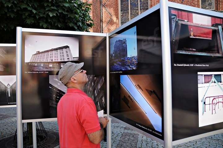 Elbląg, Wystawie z zainteresowaniem przyglądają się mieszkańcy i turyści Elbląg, Wystawie z zainteresowaniem przyglądają się mieszkańcy i turyści