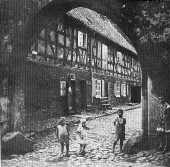 Elbląg, Dzieci na ulicy Kuśnierskiej (Kürschnerstraße) Elbląg, Dzieci na ulicy Kuśnierskiej (Kürschnerstraße)