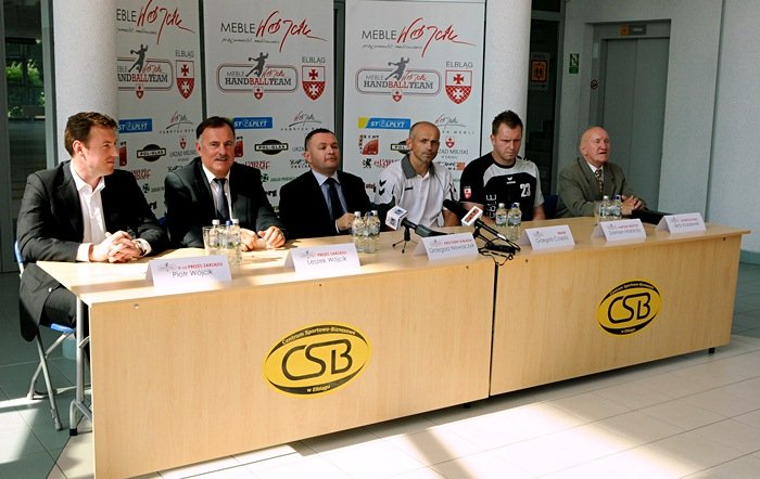Elbląg, Na zdjęciu od lewej:Piotr Wójcki (wiceprezes zarządu), Leszek Wójcik (prezes zarządu), Grzegorz Nowaczyk (prezydent Elblaga), Grzegorz Czapla (trener drużyny), Damian Malandy (kapitan zespołu), Jerzy Kruszewski (kierownik drużyny) Elbląg, Na zdjęciu od lewej:Piotr Wójcki (wiceprezes zarządu), Leszek Wójcik (prezes zarządu), Grzegorz Nowaczyk (prezydent Elblaga), Grzegorz Czapla (trener drużyny), Damian Malandy (kapitan zespołu), Jerzy Kruszewski (kierownik drużyny)