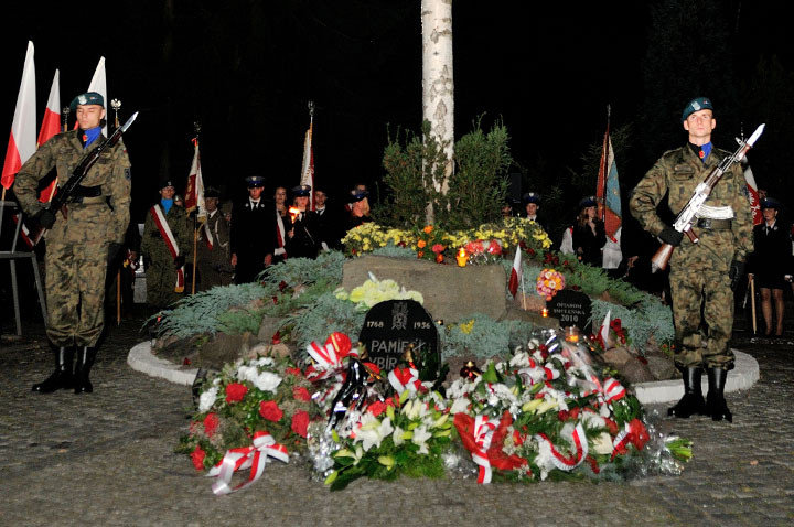 Elbląg, Pod Krzyżem Katyńskim złożono kwiaty, zapłonęły znicze Elbląg, Pod Krzyżem Katyńskim złożono kwiaty, zapłonęły znicze