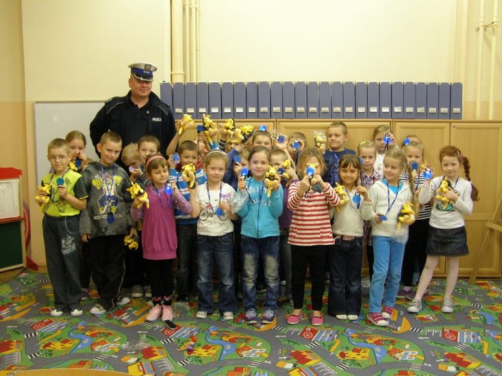Elbląg, Pierwszoklasiści otrzymali od policjanta maskotki - pancernika Gustawa