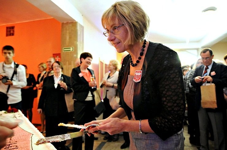 Elbląg, Obecna dyrektor I LO Zofia Ostrówka kroi jubileuszowy tort Elbląg, Obecna dyrektor I LO Zofia Ostrówka kroi jubileuszowy tort