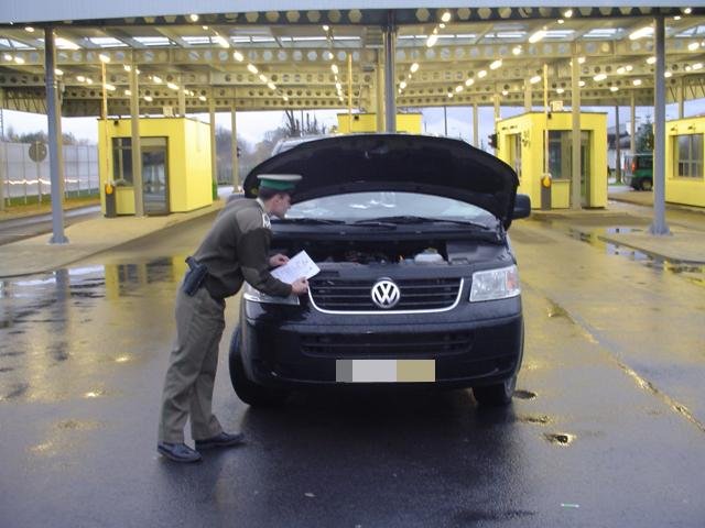 Elbląg, Jako pierwszy do odprawy podjechał volkswagen. Jak się okazało - kradziony Elbląg, Jako pierwszy do odprawy podjechał volkswagen. Jak się okazało - kradziony