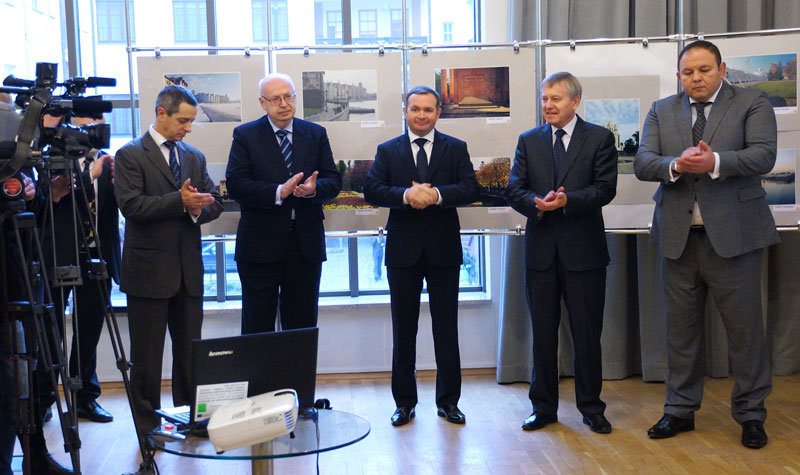 Elbląg, Od lewej: Jerzy Wcisła, Sergiej Puczkow, konsul generalny FR, Grzegorz Nowaczyk, Zbigniew Świerczyński z konsulatu RP w Kaliningradzie, wicemer Andriej Szumilin Elbląg, Od lewej: Jerzy Wcisła, Sergiej Puczkow, konsul generalny FR, Grzegorz Nowaczyk, Zbigniew Świerczyński z konsulatu RP w Kaliningradzie, wicemer Andriej Szumilin