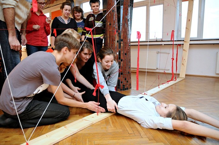 Elbląg, Uczestnicy warsztatów teatralnych przekonali się, jak ważna jest pomoc innych Elbląg, Uczestnicy warsztatów teatralnych przekonali się, jak ważna jest pomoc innych