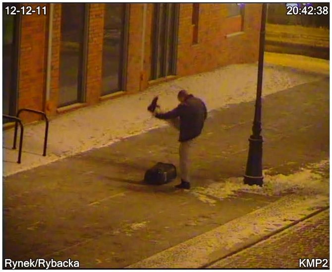 Elbląg, Operator kamery monitoringu zauważył wandala na ul. Stary Rynek Elbląg, Operator kamery monitoringu zauważył wandala na ul. Stary Rynek