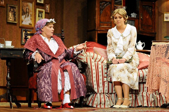 Elbląg, Scena ze spektaklu: Irena Adamiak (Dulska) i Hanna Świętnicka - Grabowska (Lokatorka)