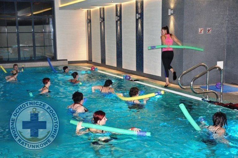 Fitness w wodzie jest wskazany dla osób z nadwagą oraz osób mających problemy zdrowotne z kręgosłupem czy stawami.