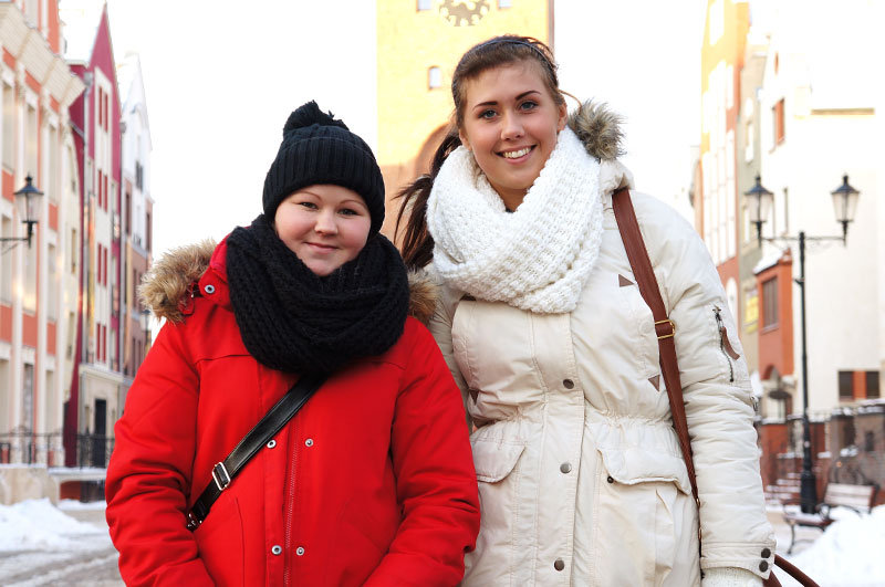 Elbląg, Ramona Axelsson (po lewej) i Johanna Welander na elbląskiej starówce