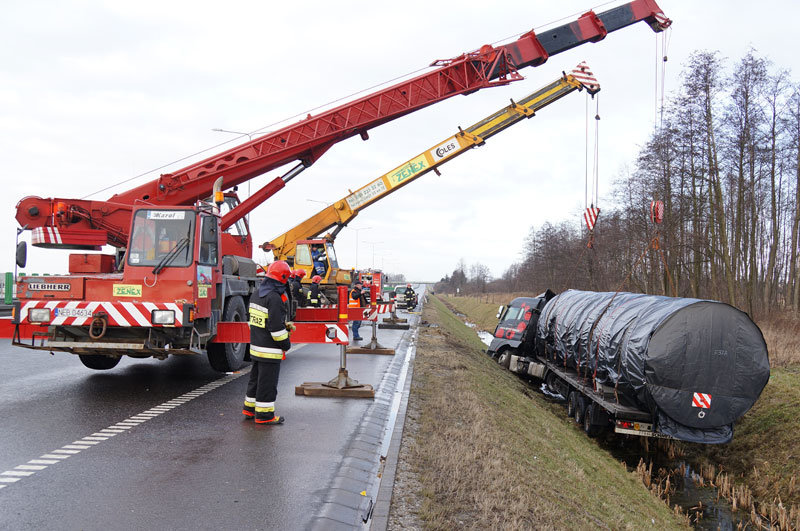 Elbląg, Ciężarówką wpadł do rowu Elbląg, Ciężarówką wpadł do rowu
