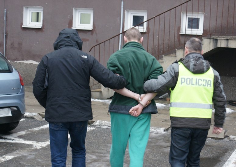 Elbląg, Tomasz B. został zatrzymany chwilę po rozboju, którego dokonał na 27-letnim mężczyźnie Elbląg, Tomasz B. został zatrzymany chwilę po rozboju, którego dokonał na 27-letnim mężczyźnie