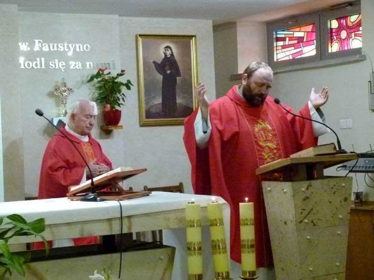 Elbląg, Ks. Rafał Pasternak niesie pomoc cierpiącym