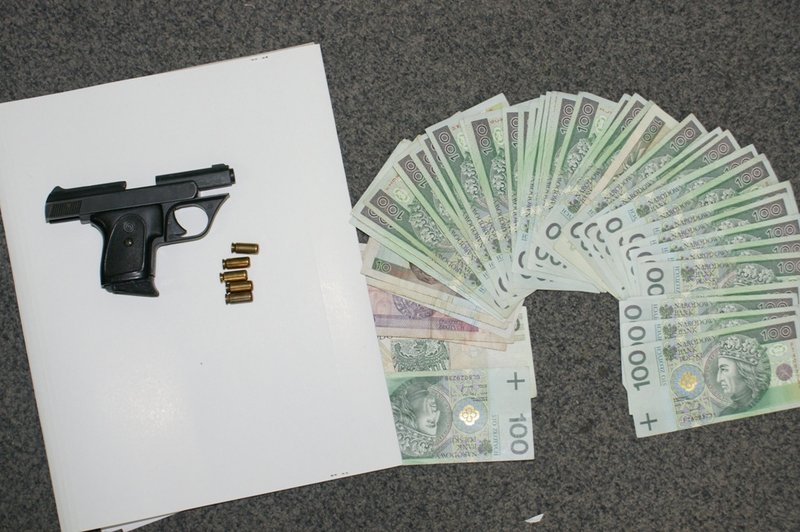 Elbląg, W mieszkaniu 32-latka policjanci znaleźli m.in. pieniądze oraz pistolet gazowy