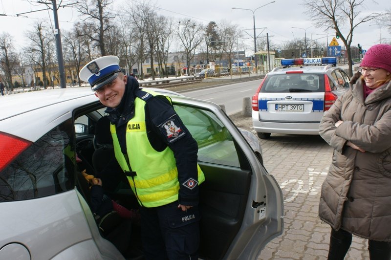 Elbląg, Podczas piątkowej akcji policjanci wręczali małym pasażerom maskotki