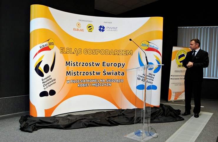 Elbląg, Prezydent Elbląga Grzegorz Nowaczyk podczas odsłonięcia logo Mistrzostw Świata oraz Mistrzostw Europy. Oba zostały zaprojektowane przez Janusza Kozaka