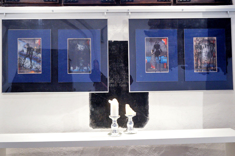Elbląg, W Krużganku Galerii EL prezentowane są grafiki Andrzeja Urbanowicza