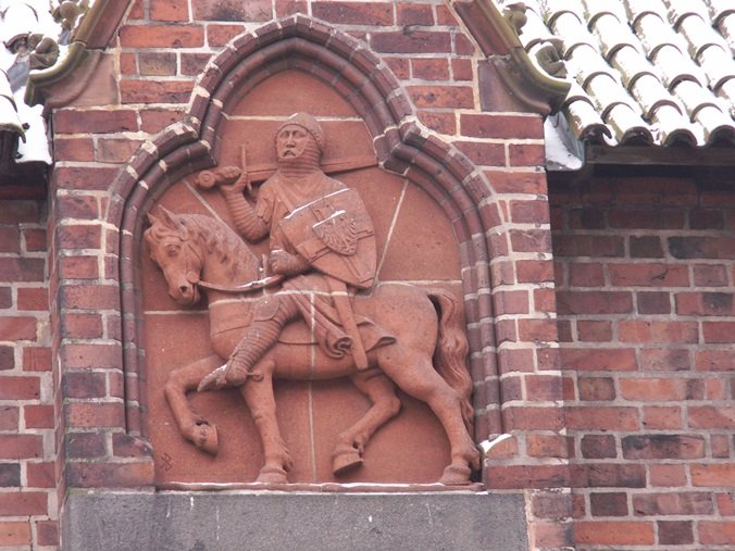 Elbląg, Gdyby Krzyżacy nie postanowili postawić zamku nad Nogatem, nie powstałby Malbork. W czasach krzyżackich, w ciągu ok. 100 lat powstała sieć osadnicza – miasta i wsie, z których większość istnieje do dziś