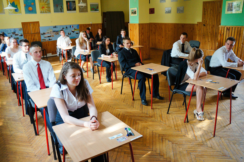 Elbląg, Maturzyści elbląskiego Zespołu Szkół Technicznych na chwilę przed rozpoczęciem egzaminu