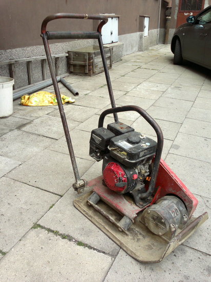 Elbląg, Wśród odzyskanych przedmiotów znajdują się budowlane zagęszczarki
