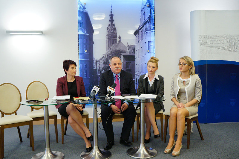 Elbląg, W Elblągu Budżet Obywatelski zrealizowano wspaniale - chwali komisarz Marek Bojarski (na zdj. w towarzystwie urzędniczek)