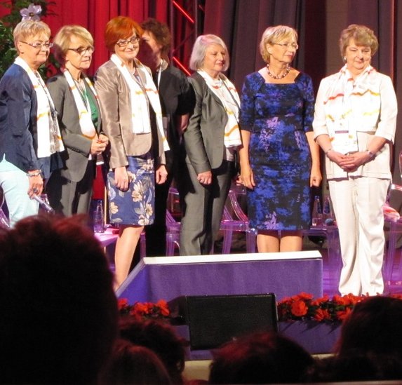 Elbląg, W stworzonym przez Kongres Kobiet Gabinecie Cieni prof. Eleonora Zielińska (stoi trzecia, patrząc od prawej strony) pełni funkcję ministry sprawiedliwości... Elbląg, W stworzonym przez Kongres Kobiet Gabinecie Cieni prof. Eleonora Zielińska (stoi trzecia, patrząc od prawej strony) pełni funkcję ministry sprawiedliwości...