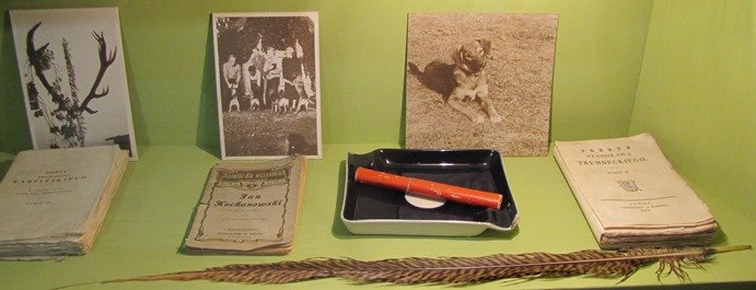 Elbląg, Jak można zobaczyć w muzeum w Praniu, Konstanty Ildefons Gałczyński miał w swoim księgozbiorze m.in. poezje Jana Kochanowskiego, Franciszka Karpińskiego i Stanisława Trembeckiego...