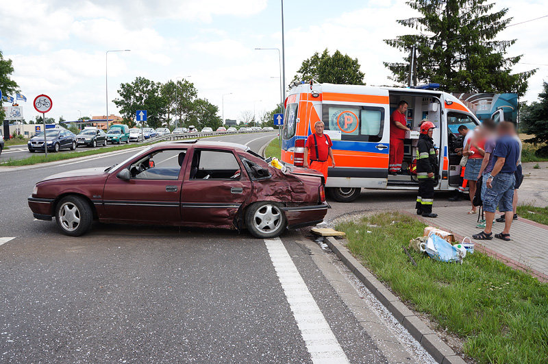Elbląg, Kazimierzowo: oplem wjechał wprost pod ciężarówkę Elbląg, Kazimierzowo: oplem wjechał wprost pod ciężarówkę