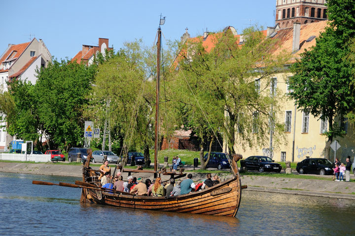 Elbląg, Łódź wikińska płynąca po rzece Elbląg podczas drugiego dnia IV Międzynarodowego Festiwalu "Wikingowie z Truso w Elblągu" Elbląg, Łódź wikińska płynąca po rzece Elbląg podczas drugiego dnia IV Międzynarodowego Festiwalu "Wikingowie z Truso w Elblągu"