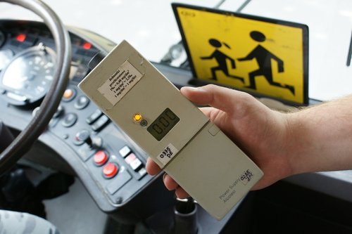 Elbląg, Policjanci kontrolują autokary, którymi dzieci podróżują na wypoczynek letni. Sprawdzają także trzeźwość kierowców