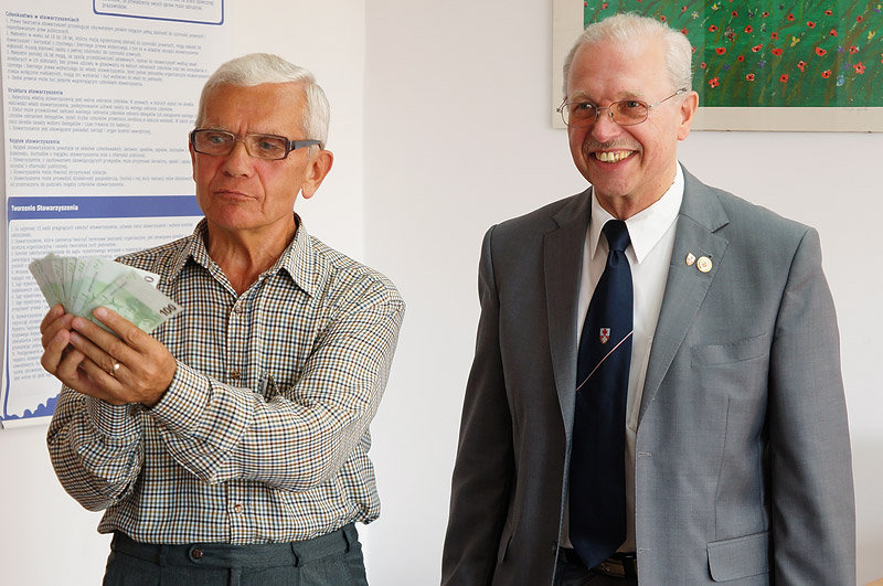 Elbląg, Takich pieniędzy w ręku nigdy nie trzymałem – przyznał Stanisław Puchalski, prezes Fundacji Elbląg (obok Erwin Vollerthun)