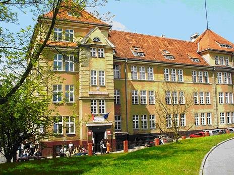 CKZiU mieści się w Miasteczku Szkolnym przy ul. Saperów 14c