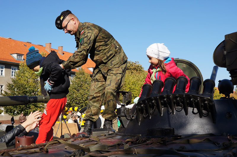 Elbląg, Czołgi, czołgi, a na czołgach dzieci, oczywiście pod czujnym okiem żołnierzy - 9. Brygada Kawalerii Pancernej otworzyła szeroko bramy dla wszystkich przybyłych ( Elbląg, Czołgi, czołgi, a na czołgach dzieci, oczywiście pod czujnym okiem żołnierzy - 9. Brygada Kawalerii Pancernej otworzyła szeroko bramy dla wszystkich przybyłych (