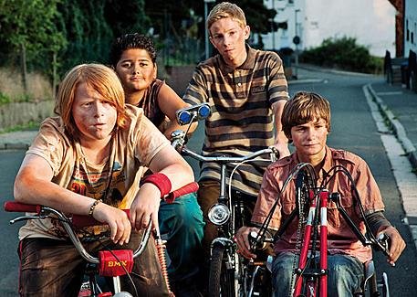 kadr z filmu Krokodyle z przedmieścia,