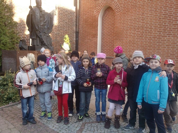 Elbląg, Uczniowie zapalili znicze Elbląg, Uczniowie zapalili znicze