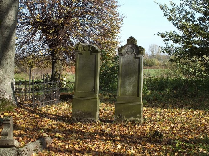 Elbląg, O pomnikach, grobach i mogiłach