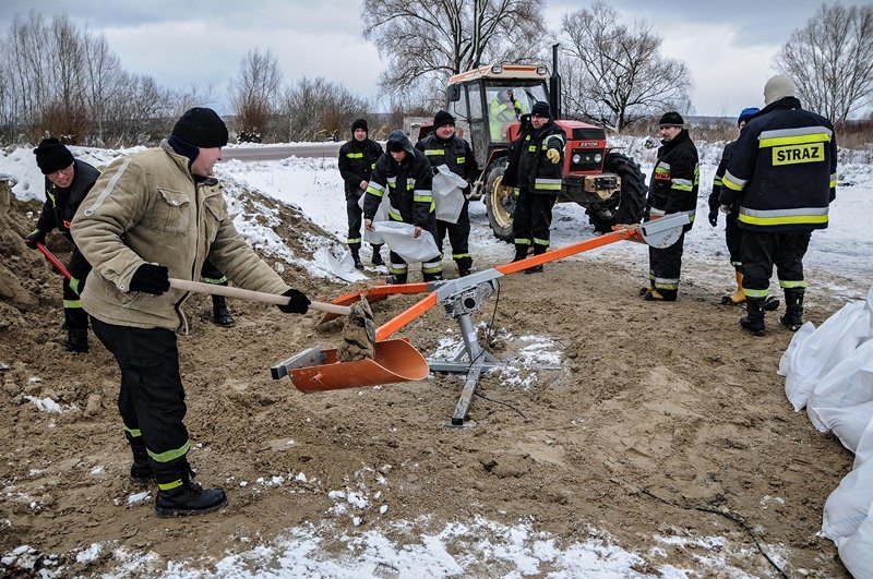 Elbląg, W razie zagrożenia powodzią, na "pierwszy ogień" zawsze idą cztery gospodarstwa w Nowakowie i Kępie Rybackiej, które strażacy zabezpieczają workami z piaskiem