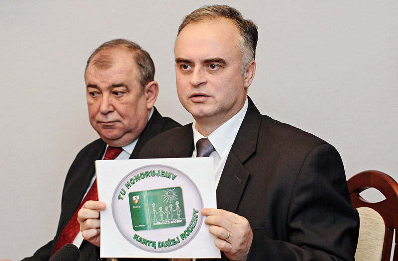 Elbląg, Wiceprezydent Marek Pruszak prezentuje wzór Karty Dużej Rodziny Elbląg, Wiceprezydent Marek Pruszak prezentuje wzór Karty Dużej Rodziny