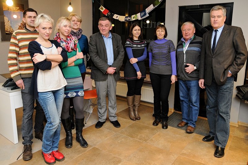 Elbląg, Dziś gościliśmy u siebie autorów działu Teraz ja. Spotkał się z nimi wydawca portElu, Włodek Gęsicki (na zdj. pierwszy z prawej) oraz redaktor naczelny Piotr Derlukiewicz (na zdj. piąty od prawej). Zdjęcie zrobiła Anna Dembińska Elbląg, Dziś gościliśmy u siebie autorów działu Teraz ja. Spotkał się z nimi wydawca portElu, Włodek Gęsicki (na zdj. pierwszy z prawej) oraz redaktor naczelny Piotr Derlukiewicz (na zdj. piąty od prawej). Zdjęcie zrobiła Anna Dembińska