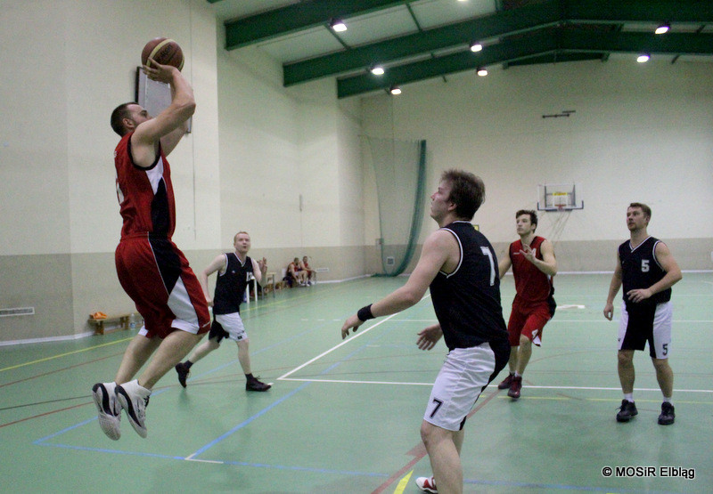 Elbląg, W lidze koszykówki Official Team dogonił lidera Elbląg, W lidze koszykówki Official Team dogonił lidera