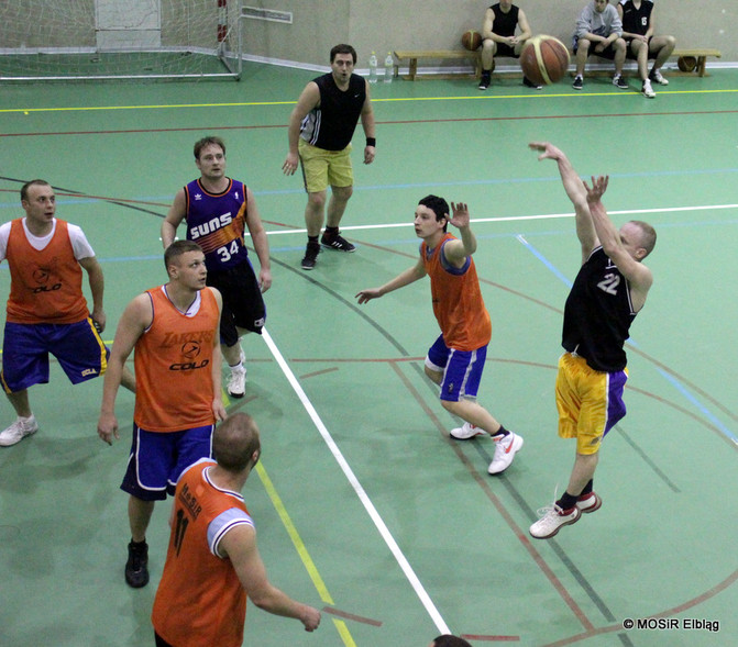 Elbląg, Ścisk w czołówce koszykarskiej ligi MOSiR Elbląg, Ścisk w czołówce koszykarskiej ligi MOSiR