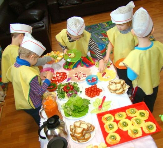 Dzieci na warsztatach kulinarnych przyrządzają kanapki, sałatki jarzynowe, surówki oraz soki. Dzieci na warsztatach kulinarnych przyrządzają kanapki, sałatki jarzynowe, surówki oraz soki.