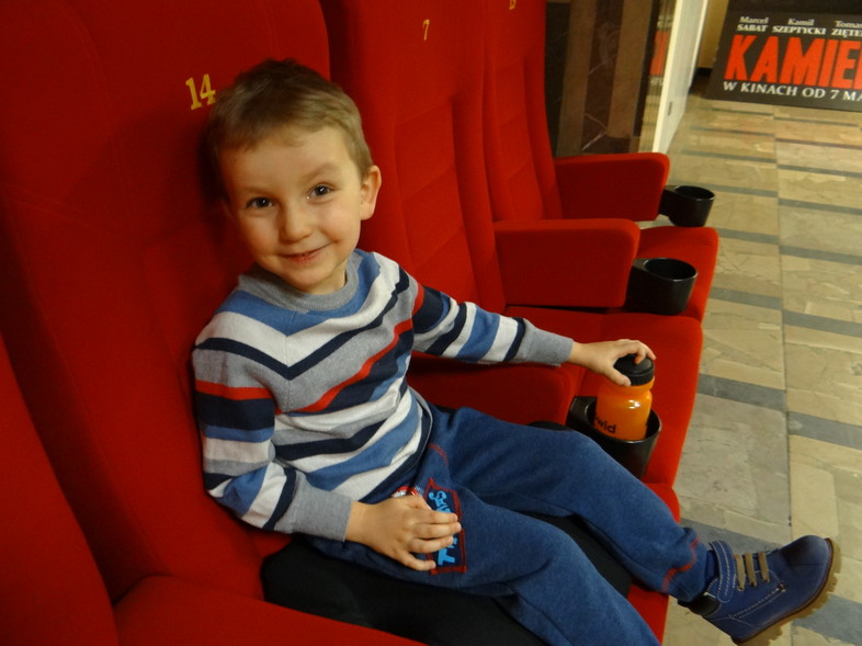 Już nie muszą siedzieć na kolanach