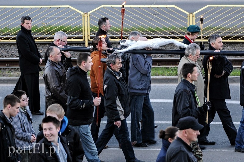 Elbląg, Droga Krzyżowa odbyła w środę ulicami miasta, w Wielki Piątek odbywa się w kościołach Elbląg, Droga Krzyżowa odbyła w środę ulicami miasta, w Wielki Piątek odbywa się w kościołach