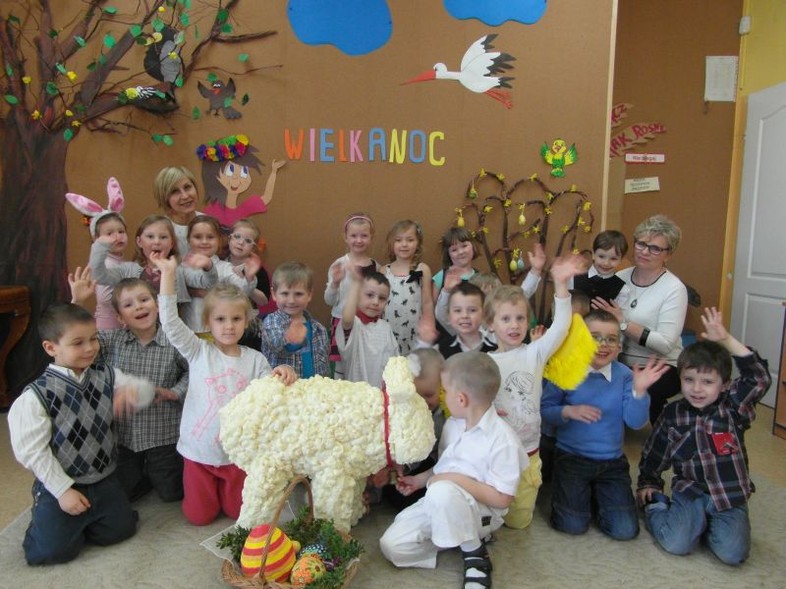 Elbląg, Dzieci z Przedszkola Nr 8 przy wielkanocnym stole