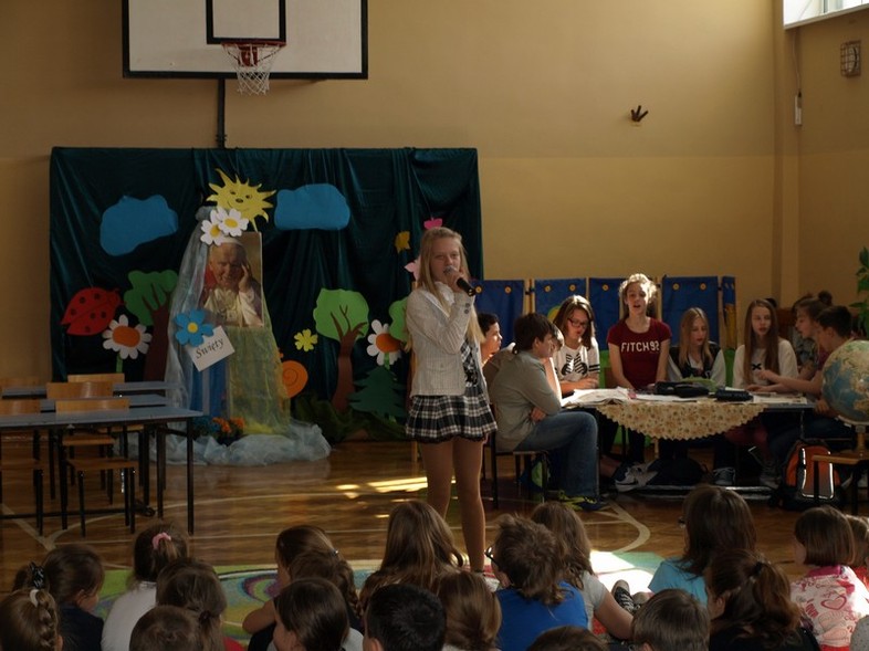 Elbląg, Uczniowie klasy VI e przygotowali przedstawienie poświęcone papieżowi Polakowi Elbląg, Uczniowie klasy VI e przygotowali przedstawienie poświęcone papieżowi Polakowi