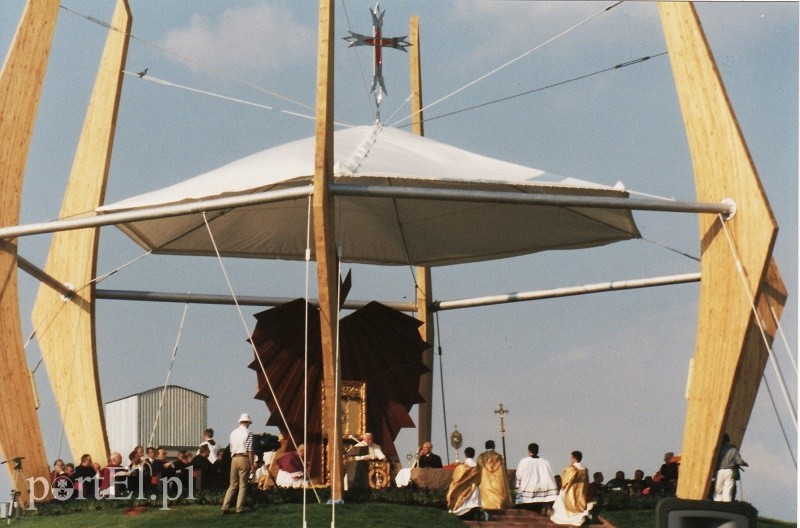 Elbląg, W czerwcu 1999 roku Jan Paweł II przyjechał z pielgrzymką do Elbląga. Spotkanie z wiernymi odbyło się na lotnisku, na którym powstał kopiec z ołtarzem Elbląg, W czerwcu 1999 roku Jan Paweł II przyjechał z pielgrzymką do Elbląga. Spotkanie z wiernymi odbyło się na lotnisku, na którym powstał kopiec z ołtarzem